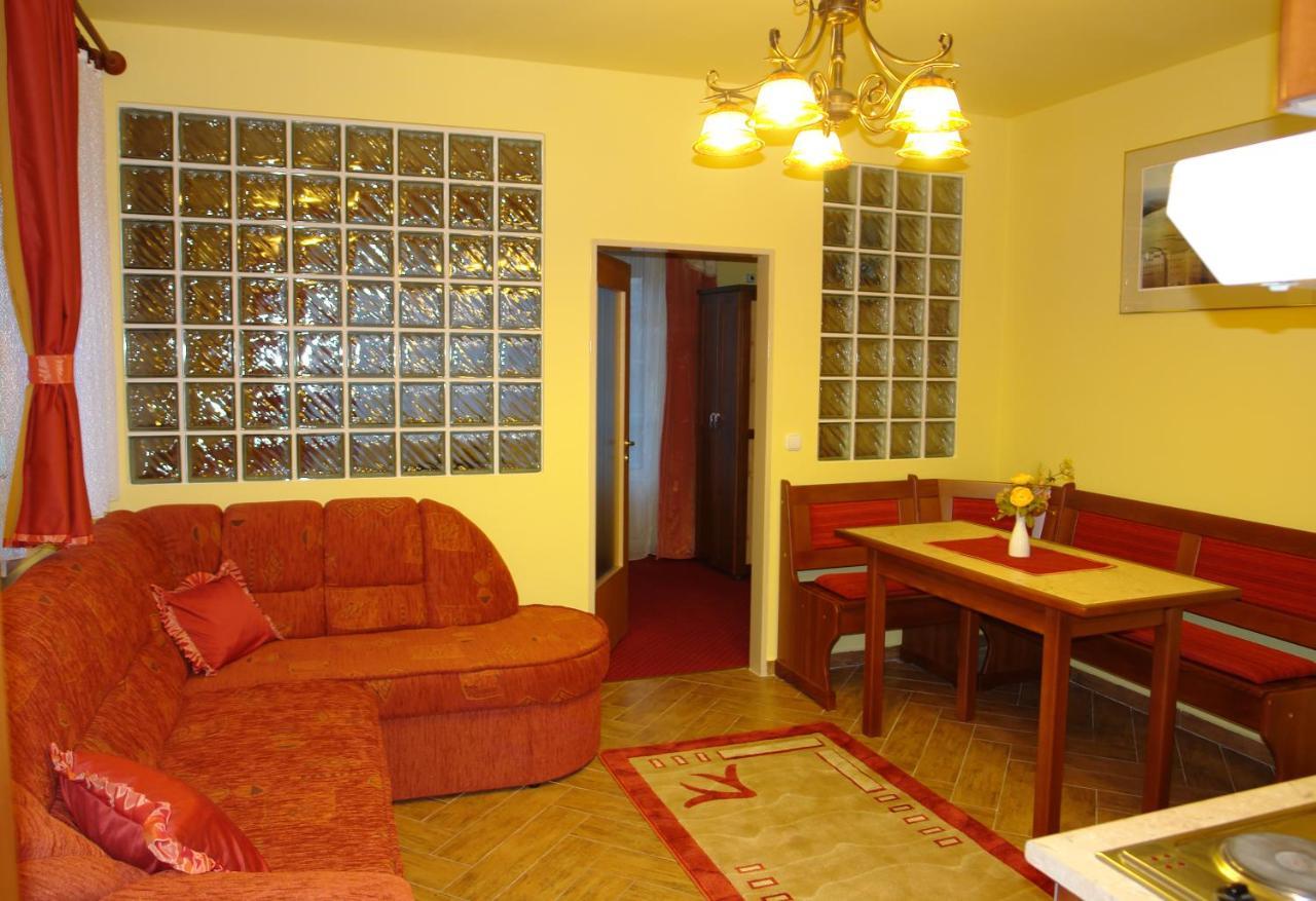 Holdlux Apartmanok Sarvar Exterior photo
