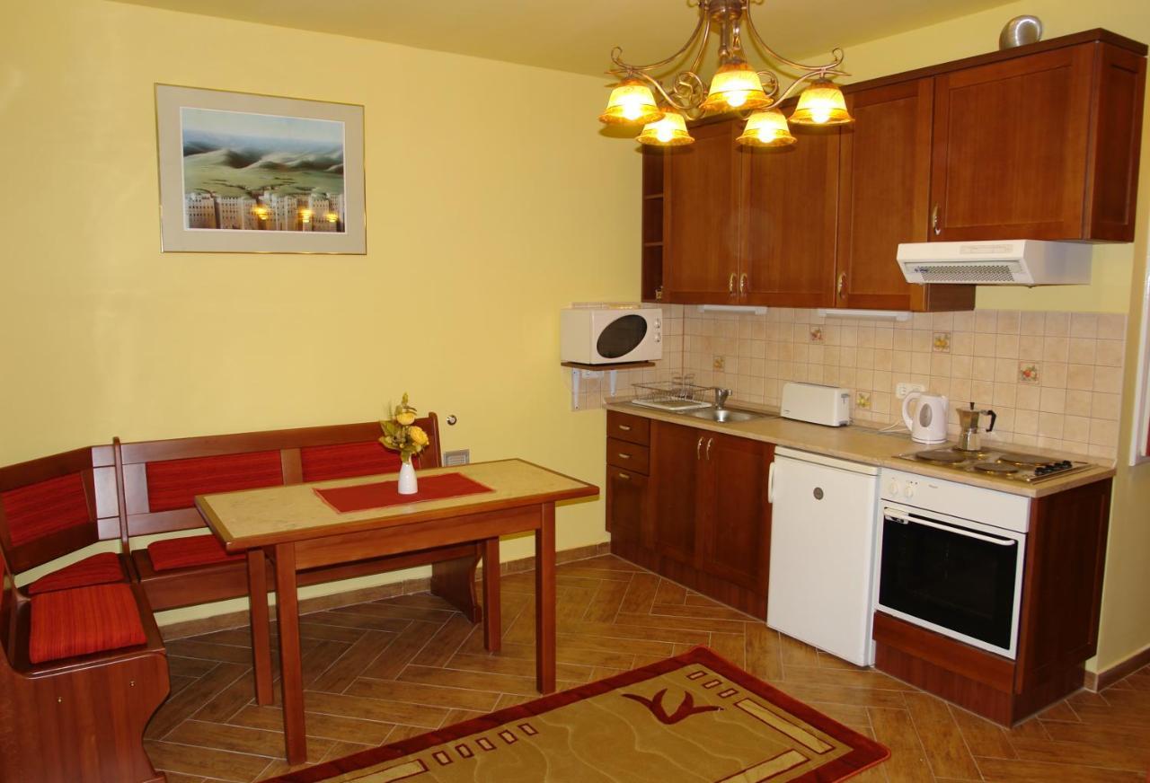 Holdlux Apartmanok Sarvar Exterior photo