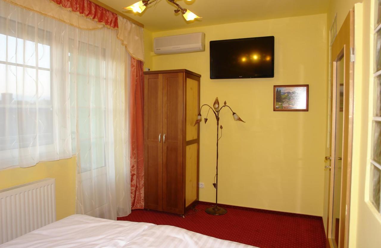 Holdlux Apartmanok Sarvar Exterior photo
