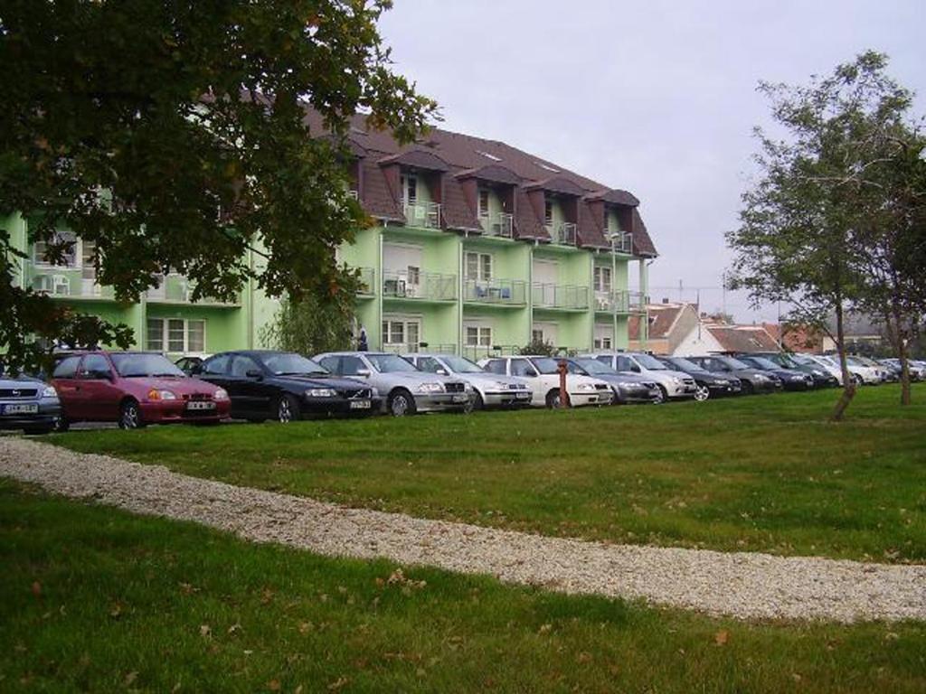 Holdlux Apartmanok Sarvar Exterior photo