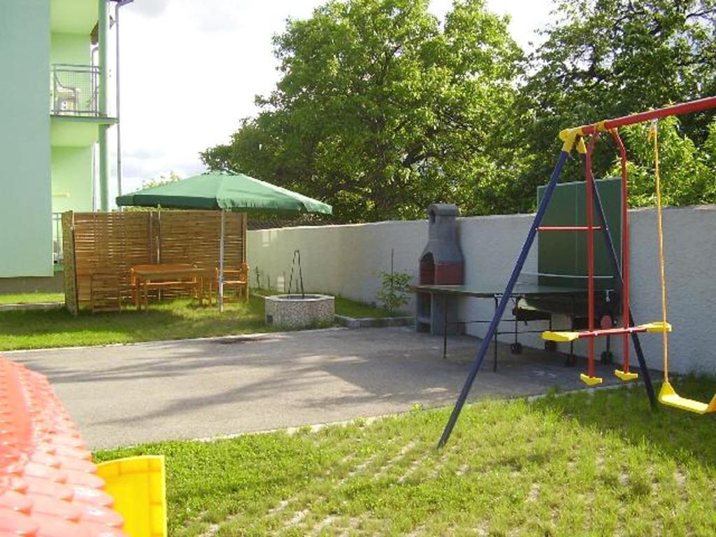 Holdlux Apartmanok Sarvar Exterior photo