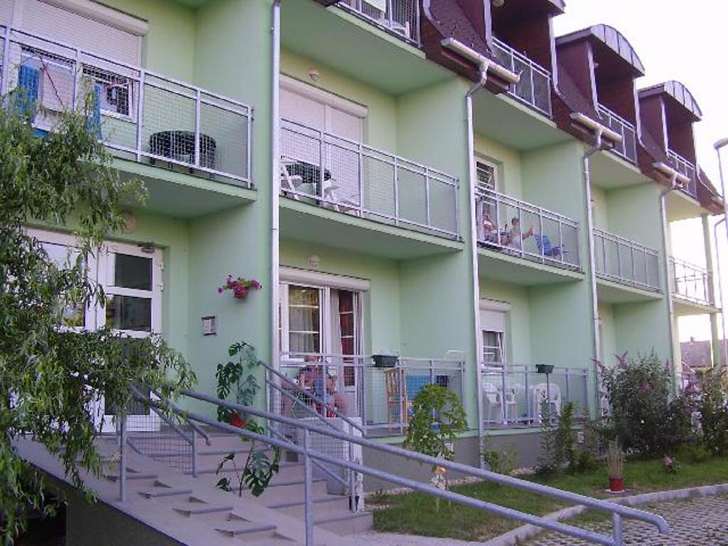 Holdlux Apartmanok Sarvar Exterior photo