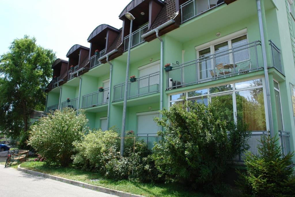 Holdlux Apartmanok Sarvar Exterior photo