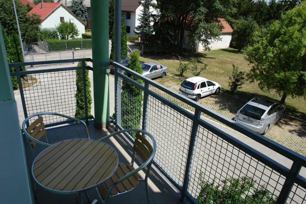 Holdlux Apartmanok Sarvar Room photo